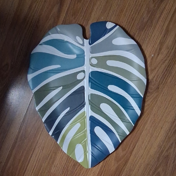 Leaf-Shaped Multicolor Platter - Picture 2 of 7